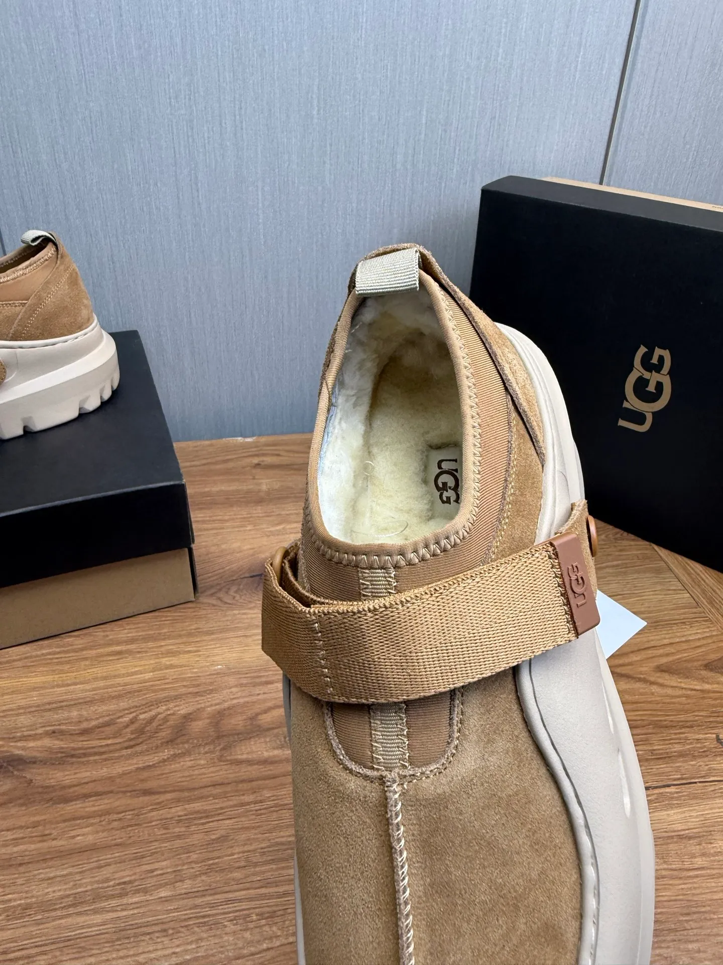 Men's shoes💰580💰Couples💖 New UGG fur integrated men's simple and fashionable snow boots. The most worth buying at the end of this year are warm casual shoes. Whether you are out and about at home, their comfortable and warm performance will be your most suitable fashion companion! The material is cowhide upper and imported wool is used inside. Warm and comfortable! The eva+ rubber patch outsole is cushioned, non-slip and wear-resistant, and has good elasticity. It is light and wear-resistant, comfortable and soft, and the new simple cut is more fashionable. It has both practicality and fashion sense, so you no longer have to worry about how to match it in winter, while still maintaining your fashionable taste. High-quality genuine wool. Look at the details for the material! Size: 35-40-41-42-43-44-44 sneaker size